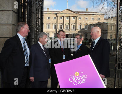 Orange Order Delegierte (von links nach rechts) Robert Sturgeon (Co Monaghan), Großmeister Robert Saulters, Großsekretär Drew Nelson, Norman Henry (Co Donegal) und Henry Latimer (Co Cavan), an der Vorderseite des Leinster House, Dublin, wo sie ein Treffen mit Bildungsminister Batt O'Keefe hatten. Stockfoto