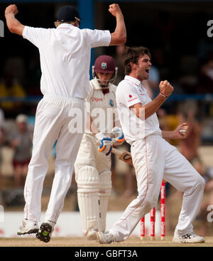 Der englische James Anderson feiert die Entlässt von West Indies' Brendan Nash beim fünften Test im Queen's Park Oval, Port of Spain, Trinidad. Stockfoto