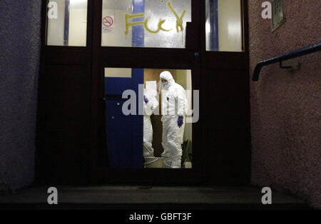 HERAUSGEBER BITTE INHALT BEACHTEN. PSNI-Offiziere führen Durchsuchungen in der Nähe der Szene in Lurgan durch, wo der Vollzugsbeamte Stephen Carroll letzte Nacht erschossen wurde. Stockfoto