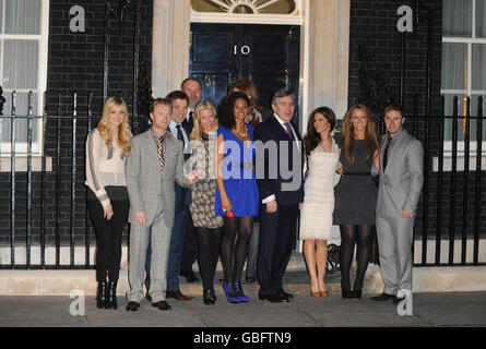 The Great Red Nose BT Kili Climb Prominente besuchen 10 Downing Street, um den Premierminister zu treffen, nachdem sie Afrikas höchsten Gipfel erklimmen haben, um Geld für Comic Relief zu sammeln. Stockfoto