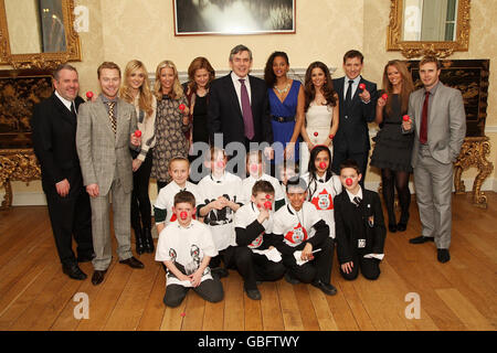 The Great Red Nose BT Kili Climb Prominente besuchen 10 Downing Street, um den Premierminister zu treffen, nachdem sie Afrikas höchsten Gipfel erklimmen haben, um Geld für Comic Relief zu sammeln. Stockfoto