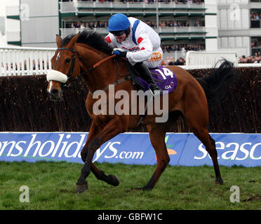 Was für ein Freund im Besitz von Sir Alex Ferguson und geritten von Sam Thomas in der RSA Kirchturm Chase auf Cheltenham Rennbahn, Cheltenham. Stockfoto