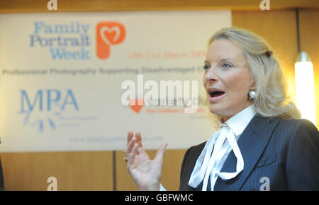 Ihre Königliche Hoheit Prinzessin Michael von Kent nimmt an einem Fotocall Teil, um die Einführung der Family Portarit Week des Variety Clubs im Eat and Two Veg Restaurant in London zu promoten. Stockfoto