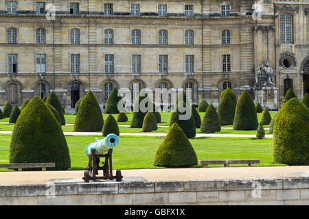 Rasen vor Hotel national des Invalides, Paris, Frankreich. Rasen, Kanone und Büsche. Stockfoto