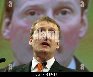 Der Führer der schottischen Liberaldemokraten Tavish Scott hält seine Rede auf der Konferenz der schottischen Liberaldemokraten in Perth. Stockfoto