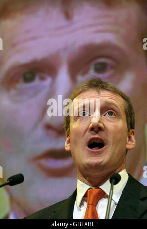 Der Führer der schottischen Liberaldemokraten Tavish Scott hält seine Rede auf der Konferenz der schottischen Liberaldemokraten in Perth. Stockfoto