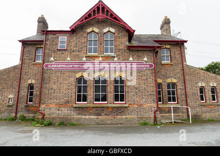Name des Railway Station Llanfairpwllgwyngyllgogerychwyrndrobwllllantysiliogogogoch, Anglesey, Wales, Vereinigtes Königreich. Stockfoto