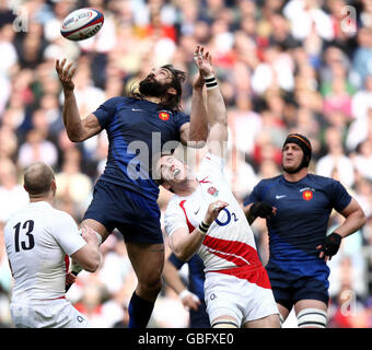 Der französische Sebastien Chabal und der englische James Haskell fordern beim RBS 6 Nations-Spiel in Twickenham, London, einen hohen Ball. Stockfoto