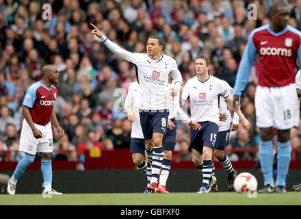 Jermaine Jenas von Tottenham Hotspur (Mitte) feiert das Tor zum ersten Tor Stockfoto