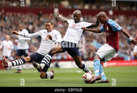 Fußball - Barclays Premier League - Aston Villa gegen Tottenham Hotspur - Villa Park. Ashley Young (rechts) von Aston Villa wird von Didier Zokora (Mitte) von Tottenham Hotspur und Jermaine Jenas (links) unter Druck gesetzt Stockfoto