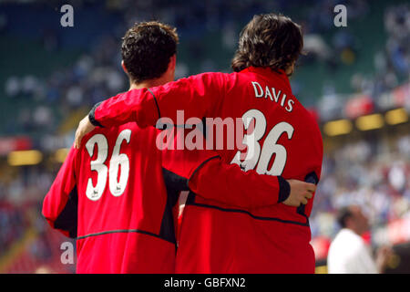 Cristiano Ronaldo (l) und Ruud van Nistelrooy von Manchester United tragen Jimmy Davis Shirts als Zeichen des Respekts für die Spieler, der früher in der Saison gestorben ist Stockfoto