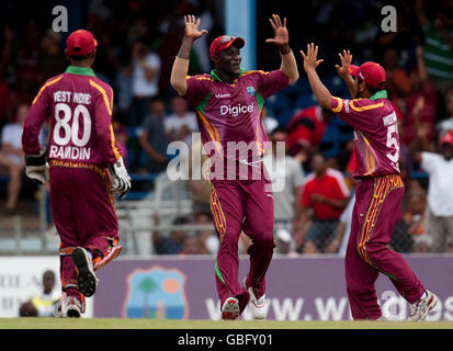 Denesh Ramdin, Darren Sammy und Ramnaresh Sarwan von West Indies feiern, nachdem sie den englischen Gareth Barry während der Twenty20 International im Queen's Park Oval, Port of Spain, Trinidad, ausgelaufen sind. Stockfoto