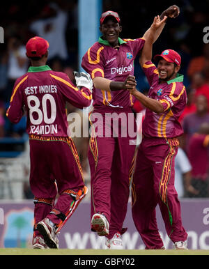 Denesh Ramdin, Darren Sammy und Ramnaresh Sarwan von West Indies feiern, nachdem Gareth Barry aus England während der Twenty20 International im Queen's Park Oval, Port of Spain, Trinidad, rausgelaufen ist. Stockfoto