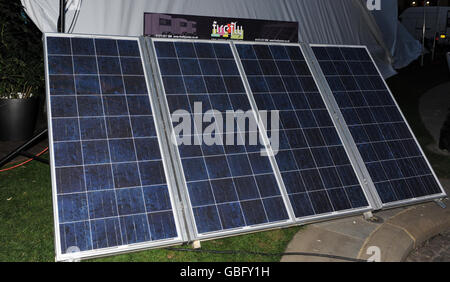 Sonnenkollektoren außerhalb des Zeitalters der dummen solarbetriebenen Premiere in Leicester Square, Zentral-London. Stockfoto