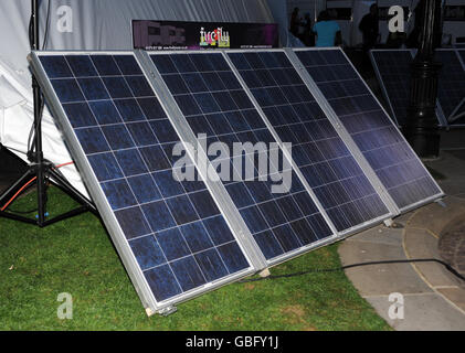 Sonnenkollektoren außerhalb des Zeitalters der dummen solarbetriebenen Premiere in Leicester Square, Zentral-London. Stockfoto