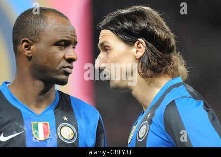 Fußball - UEFA Champions League - erste Ausscheidungsrunde - zweite Etappe - Manchester United / Inter Mailand - Old Trafford. Patrick Vieira und Zlatan Ibrahimovic von Inter Mailand vor dem Start Stockfoto