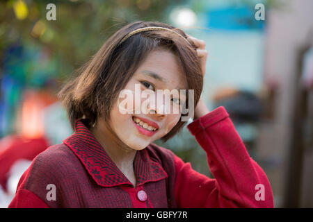 BAGAN, MYANMAR - 9. Januar 2016: Nicht identifizierte junge Myanmar Mädchen mit Thanaka im Lächelngesicht ist Glück, Bagan, Myanmar. Stockfoto