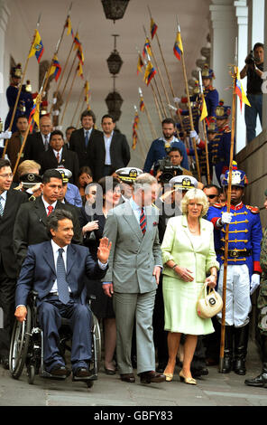 Der Prinz von Wales und die Herzogin von Cornwall mit dem Vizepräsidenten von Ecuador, Lenin Moreno (links, im Rollstuhl), als sie den Präsidentenpalast Quito verlassen. Stockfoto