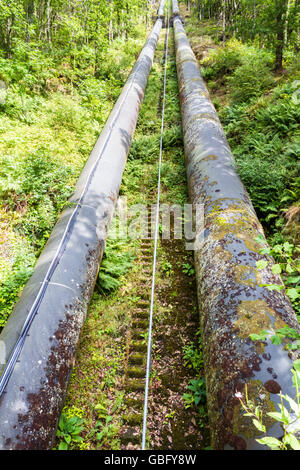 Zwei Wasserleitungen. Die Pipeline führt Wasser von Llyn oder See Trawsfynydd, die Maentwrog hydro electric Power station Stockfoto