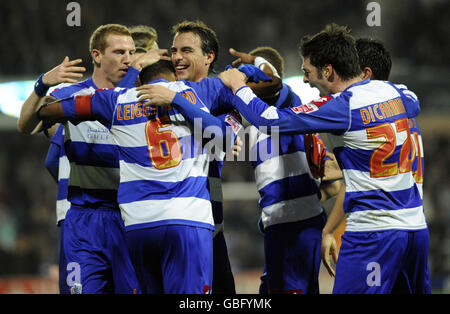 Mikele Leigertwood (Nummer 6) der Queens Park Rangers feiert beim Coca-Cola Championship-Spiel in der Loftus Road, London, das erste Tor des Spiels mit seinen Teamkollegen. Stockfoto