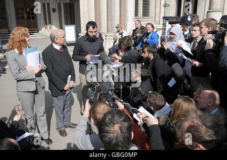 Babar Ahmads Vater Ashfaq Babar (zweiter von links) und Babars Schwager, Fahad Ahmad (Mitte links), verlesen eine Erklärung für Babar vor dem High Court in London, Nachdem die Metropolitan Police vor dem Obersten Gerichtshof zugegeben hatte, dass die festhaltenden Beamten Babar Ahmad einer längeren Serie von gewalttätigen Übergriffen und religiösem Missbrauch unterzogen hatten. Stockfoto