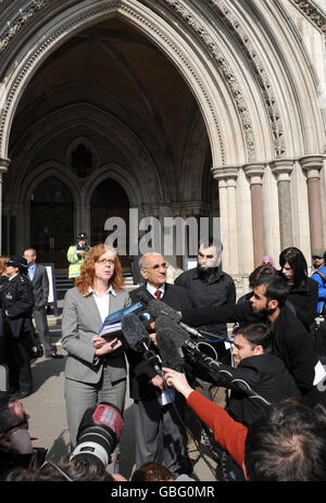 Babar Ahmads Vater Ashfaq Babar (zweiter von links) und Babars Schwager, Fahad Ahmad (Mitte rechts), lasen vor dem High Court in London eine Erklärung für Babar vor, Nachdem die Metropolitan Police vor dem Obersten Gerichtshof zugegeben hatte, dass die Festnahme von Beamten Babar Ahmad einer längeren Serie von gewalttätigen Angriffen und religiösem Missbrauch unterzogen hatte. Stockfoto