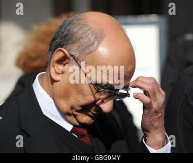 Babar Ahmads Vater, Ashfaq Babar, nachdem eine Erklärung für Babar vor dem High Court in London vorgelesen wurde, nachdem die Metropolitan Police vor dem High Court zugegeben hatte, dass die Festnahme von Beamten Babar Ahmad einer längeren Serie von gewalttätigen Übergriffen und religiösem Missbrauch unterzogen hatte. Stockfoto