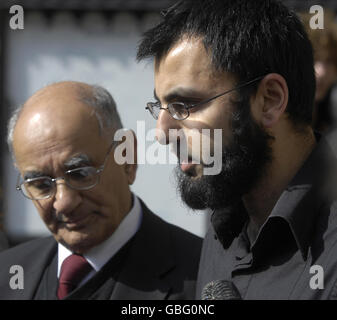 Babar Ahmads Vater Ashfaq Babar (links) und Babars Schwager, Fahad Ahmad, verlesenen vor dem High Court in London eine Erklärung für Babar, nachdem die Metropolitan Police vor dem High Court zugegeben hatte, dass die Verhaftung von Beamten Babar Ahmad einer längeren Serie von gewalttätigen Angriffen und religiösem Missbrauch unterzogen hatte. Stockfoto