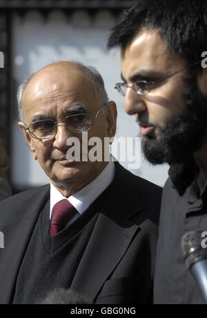 Babar Ahmads Vater Ashfaq Babar (links) und Babars Schwager, Fahad Ahmad, verlesenen vor dem High Court in London eine Erklärung für Babar, nachdem die Metropolitan Police vor dem High Court zugegeben hatte, dass die Verhaftung von Beamten Babar Ahmad einer längeren Serie von gewalttätigen Angriffen und religiösem Missbrauch unterzogen hatte. Stockfoto