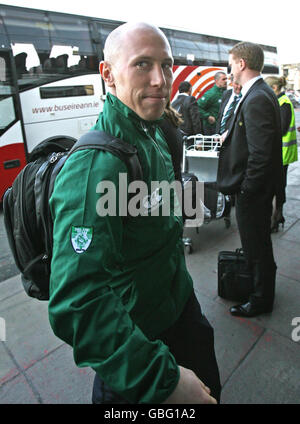 Irlands Peter Stringer kommt mit dem Team für ihren Flug am Dublin Airport in Dublin an. Stockfoto