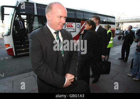 Der irische Rugby-Trainer Declan Niere kommt mit dem Team für ihren Flug am Flughafen Dublin in Dublin an. Stockfoto