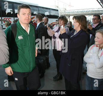 Irland Kapitän Brian O'Driscoll kommt mit dem Team für ihren Flug am Flughafen Dublin, Dublin. Stockfoto