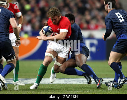 Andy Powell aus Wales wird vom französischen Thierry Dusautoir während des RBS 6 Nations-Spiels beim Stade de France, Paris, Frankreich, in Angriff genommen. Stockfoto