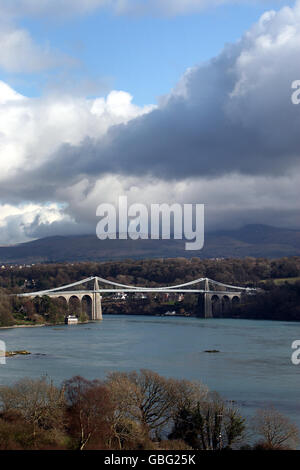 Menai Hängebrücke, die die Menai Strait zwischen Anglesey und dem Festland von Nord-Wales überspannt. Entworfen von Thomas Telford und fertiggestellt 1826. Stockfoto