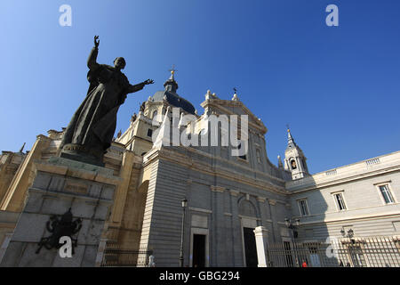 Statue von Papst Johannes Paul II. Außerhalb der Kathedrale von Almundena, Madrid Stockfoto
