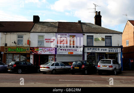 Allgemeine Ansicht der ethnischen Geschäfte im Stadtzentrum von Peterborough, Cambridgeshire. Stockfoto