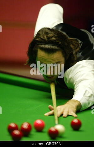 Snooker - Embassy World Championship 2004. Ronnie O'Sullivan im Kampf gegen Stephen Hendry Stockfoto