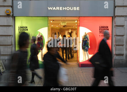 Modeketten, die als Muttergesellschaft verkauft werden, gehen in die Verwaltung. Gesamtansicht einer Filiale des Warehouse in der Oxford Street in London. Stockfoto