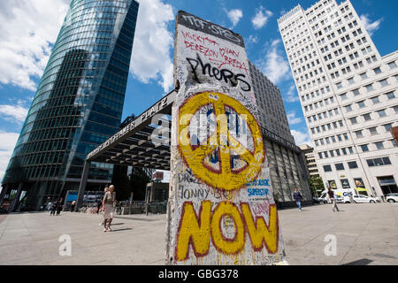 Abschnitt der ehemaligen Berliner Mauer mit Graffiti am Potsdamer Platz in Berlin-Deutschland Stockfoto