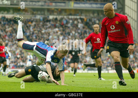 Jonathan Stead von Blackburn Rovers wird vom Torhüter von Manchester United gestoppt Tim Howard Stockfoto