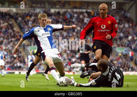 Jonathan Stead von Blackburn Rovers wird vom Torhüter von Manchester United gestoppt Tim Howard als Wes Brown aufschaut (r) Stockfoto