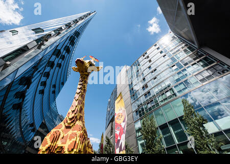 Ansicht der Giraffe hergestellt aus Lego im Legoland im Sony Center Potsdamer Platz, Berlin Deutschland Stockfoto