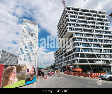 Blick auf neue Bürotürme insgesamt und 50 Hertz Firma Tower in neue lobte Immobilienentwicklung im Bau in Ber Stockfoto