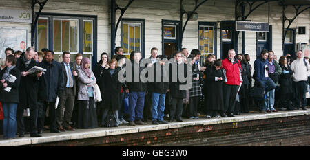 Pendler warten auf dem Bahnsteig am Maidstone East Railway Station in Kent, nach Verspätungen bei Zugverbindungen nach schlechten Wetterbedingungen. Stockfoto