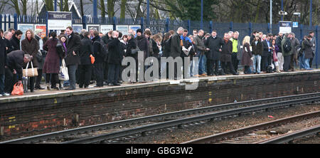 Pendler warten auf dem Bahnsteig am Maidstone East Railway Station in Kent, nach Verspätungen bei Zugverbindungen nach schlechten Wetterbedingungen. Stockfoto