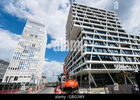 Blick auf neue Bürotürme insgesamt und 50 Hertz Firma Tower in neue lobte Immobilienentwicklung im Bau, Berlin Stockfoto