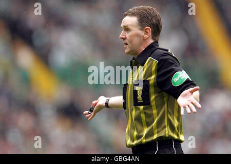 Schiedsrichter Hugh Dallas während des Spiels der Celtic und Rangers Stockfoto