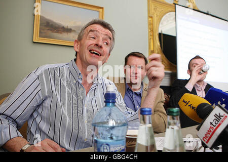 Michael O'Leary von Ryanair, abgebildet mit Jim O'Callaghan (Mitte) und Stephen McNamara, hält eine Pressekonferenz im Merrion Hotel Dublin ab, um der von der Regierung ernannten Tourism Renewal Group den Rettungsplan der Fluggesellschaft für den irischen Tourismus vorzustellen. Stockfoto