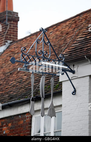 Ein Schild vor dem Fat Duck Restaurant in Bray, Berkshire. Der Fernsehkoch Heston Blumenthal wurde gezwungen, die Wiedereröffnung seines Restaurants zu verzögern, da Tests die Ursache für eine Gesundheitsangstzustands nicht identifizieren konnten. Stockfoto