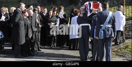 RAF-Mitarbeiter tragen den fahnendrapierten Sarg von Katie-Jo Davies, 14, bei ihrem Begräbnis in der St. Barnabas Church, High Street, Gilfach Goch in Südwales. Stockfoto